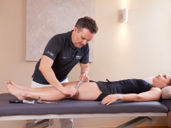 Professionelle Stoßwellenbehandlung am Ruecken, effektive Therapie gegen chronische Schmerzen und 